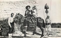 CPM Valencia Grupa valenciana Valencia avec a fiancee