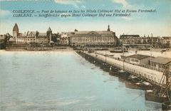 CPA Coblence Pont de bateaux en face les Hotels Coblenzer Hof et Riesen Fuhrstenhof