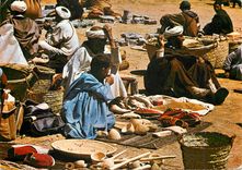 CPM Le maroc pittoresque scene de souk dans le sud