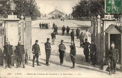 Lyon-Eingang der Kasernen der Kavallerie zum Hafen-Gott - CPA