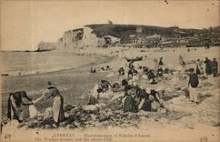 Etretat CPA Washing machines and cliff D upstream