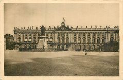 CPA (Nancy (M et M) l'hotel de ville et statue de stanislas