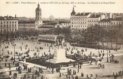 CPA Lyon place bellecour tracee en 1647 la charite et le royal hotel