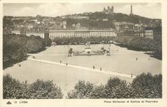 CPA Lyon place bellecour et colline de fourviere
