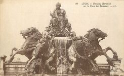 CPA Lyon Fontaine Bartholdi sur la Place des Terreaux