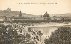 CPA Lyon Pont de la Guillotiere et l'Hotel-Dieu Tramway