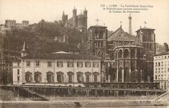 CPA Lyon La Cathedrale Saint-Jean la Bibliotheque