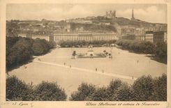 CPA Lyon Place Bellecour et coteau de Fourviere