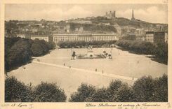 CPA Lyon Place Bellecour et coteau de Fourviere
