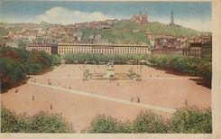 CPA Lyon Place Bellecour et Colline de Fourviere