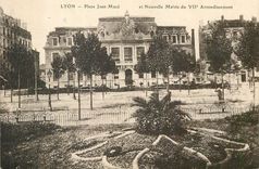 CPA Lyon Place de Jean-Mace et Nouvelle Mairie du VIIe Arrondissement