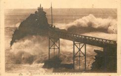 CPA Biarritz Le Rocher de la Vierge par gros temps 