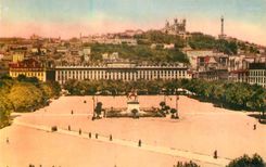CPA Lyon Place Bellecour et Coteau de Fourviere 