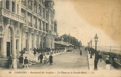 CPA Cabourg Boulevard des Anglais La Digue et le Grand Hotel 