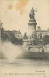 CPA Lyon Monument de la Republique par Peynot 