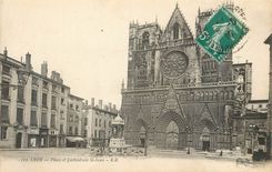 CPA Lyon Place et Cathedrale St Jean 