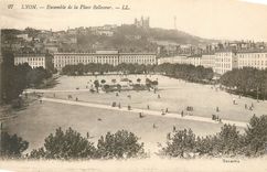 CPA Lyon Ensemble de la Place Bellecour 