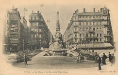 CPA Lyon La place et la Rue de la Republique Ricqles A la grande maison Contrexeville