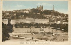 CPA Lyon Place Bellecour et le Coteau de Fourviere 