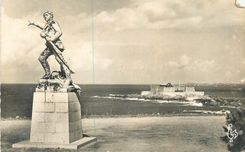 CPM Saint-Malo (I et V) La Statue du Surcouf et le Fort National