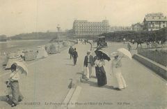 CPA Biarritz La Promenade de la Plage et l'Hotel du Palais