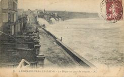 CPA Arromanches-les-Bains La Digue un jour de tempete