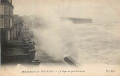 CPA Arromanches-les-Bains La Digue un jour de tempete