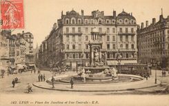 CPA Lyon Place des Jacobins et Rue Centrale Tramway
