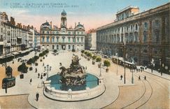 CPA Lyon La Place des Torreaux L'Hotel de Ville et le Palais d'Arts Tramway