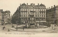 CPA Lyon Place des Jacobins et Rue Centrale Tramway