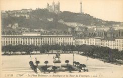 CPA Lyon La Place Bellecour La Basilique et le Tour de Fourviere
