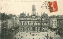 CPA Lyon Place des Terreaux et Hotel de Ville