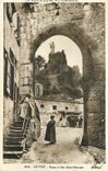 CPA La Haute Loire Pittoresque Le Puy Porte et Rue Saint Georges
