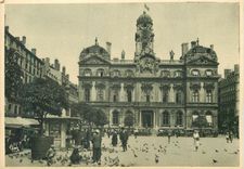 CPA Lyon Place des Terreaux et Hotel de Ville