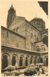 CPA le Puy Haute Loire Cour et Galerie du Cloitre