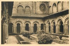 CPA le Puy (Haute Loire) Cour et Galeries du Cloitre