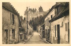 CPA La douce france chateau de pierrefonds (oise) le chateau vu d une vielle rue