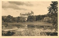 CPA La douce france chateau de pierrefonds (oise) vue generale prise de l etang