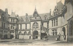 CPA Chateau de Pierrefonds Cour d'Honneur Le Beffroi