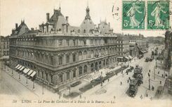 CPA Lyon la Place des Cordeliers et le Palais de la Bourse Tramway