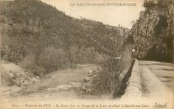 CPA la Haute Loire Pittoresque Environs du Puy la Route dans les Gorges de la Loire en Allant a Lavoute sur Loire 