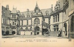 CPA Chateau de Pierrefonds Cour d'Honneur Le Beffroi