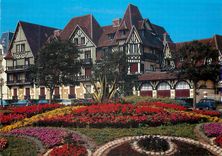 CPM la Cote Fleurie Cabourg (Calvados) la Plage des Fleurs le Normandie Hotel et les Jardins