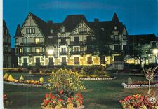 CPM la Cote Fleurie Cabourg (Calvados) la Plage des Fleurs le Normandie Hotel et les Jardins