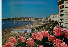 CPM St Jean de Luz la Promenade de la Plage vers la Pergola