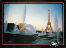 CPM La Tour Eiffel Le Jardin du Trocadero et ses jets d eau Paris 