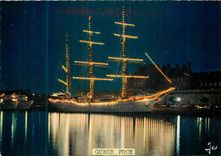 CPM Saint Malo la nuit Voilier illuminee devant les remparts Bateau Voilier