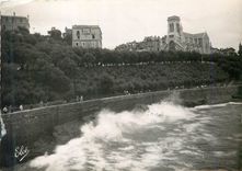 CPM 10458 biarritz basses pyrenees l eglise ste eugenie grosses vagues sur la digue