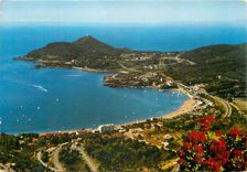 CPM La Cote d Azur Agay Var Vue d ensemble au fond l Ile d Or