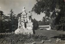 CPM Montpellier Herault Jardin de l esplanade Monument d Auguste Comte